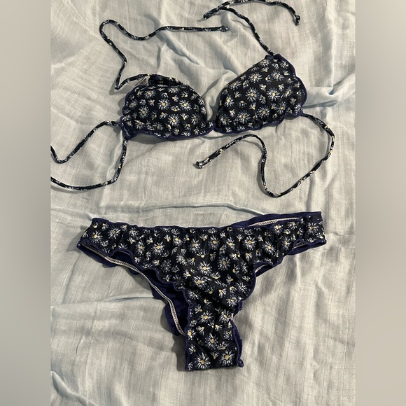 Bikini Set - Picture 1 of 4